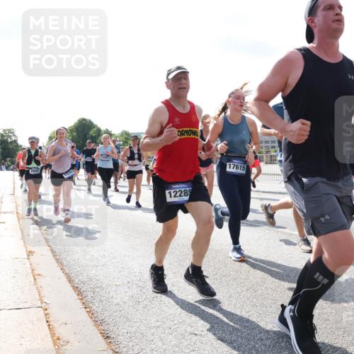 29.06.2025 - hella hamburg halbmarathon Lena Gebhardt http://msf.ph/oto/8330854 29.06.2025 10:00:24 Lombardsbrücke 1526, 14567, 1228, 17615, 2027, 1006, 1019, 1125, 1180, 1239, 1264, 1526, 1544, 1568, 1583, 1681, 1914, 2027, 2086, 2099, 2159, 2236, 2346, 2348, 2426, 2447, 2474, 2582, 2584, 2606, 2652, 2677, 2730, 2910, 2982, 3042, 3177, 3181, 3319, 3400, 3794, 3861, 3898, 4013, 4231, 4419, 4579, 4594, 4632, 4767, 4772, 4796, 4813, 4940, 4945, 5272, 5341, 5643, 5728, 6082, 6084, 6104, 6138, 6220, 6260, 6443, 6462, 6470, 6581, 6587, 10599 meine-sportfotos.de