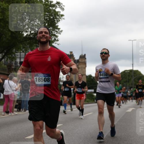 29.06.2025 - hella hamburg halbmarathon Yannick Fuchs http://msf.ph/oto/8330870 29.06.2025 10:51:41 20KM 1200, 1239, 1563, 1611, 2025, 2236, 2606, 2759, 2806, 2883, 3093, 3141, 3575, 4426, 4467, 4579, 4833, 5391, 6281, 6302, 6531, 6892, 7833, 9450, 9485, 10383, 10408, 10599, 12144, 12509, 13465, 13664, 15217, 15229, 15349, 16517, 17455, 17543, 18508, 18762, 18891 meine-sportfotos.de