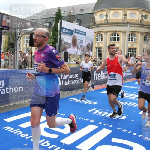 29.06.2025 - hella hamburg halbmarathon Michael Strokosch http://msf.ph/oto/8330875 29.06.2025 10:49:46 Ziel 2504, 2706, 2937, 3060, 3543, 5894, 5978, 6115, 6125, 7332, 9463, 9551, 9619, 9723, 9924, 13159, 14794, 16843, 16877, 17282, 17753, 18058, 18451, 18926 meine-sportfotos.de