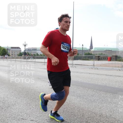 29.06.2025 - hella hamburg halbmarathon Lena Gebhardt http://msf.ph/oto/8330900 29.06.2025 10:13:07 Lombardsbrücke 17699, 16255, 1007, 1020, 1051, 1747, 1851, 1859, 1939, 2531, 2891, 2942, 2961, 3218, 3360, 3728, 3729, 4187, 4532, 5150, 6207, 6489, 7346, 7873, 7907, 8398, 8405, 8913, 8917, 9141, 9527, 10067, 10402, 11025, 11720, 12456, 12492, 14404, 14869, 15012, 15531, 15922, 16030, 16255, 16323, 16437, 16826, 16911, 17061, 17474, 17699, 17988, 17994, 18048, 18320, 18530, 18732 meine-sportfotos.de