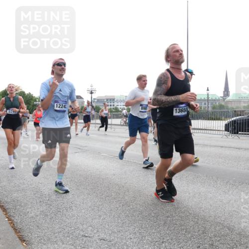 29.06.2025 - hella hamburg halbmarathon Lena Gebhardt http://msf.ph/oto/8330902 29.06.2025 10:37:55 Lombardsbrücke 924, 12242, 18317, 8985, 13650, 1196, 1394, 1475, 1578, 1799, 1901, 1966, 1985, 2199, 2640, 2786, 2853, 3230, 3242, 3246, 3633, 3880, 4414, 4921, 5139, 5171, 5186, 5522, 5713, 5875, 6199, 6243, 6362, 6697, 6821, 6955, 7118, 7124, 7165, 7244, 7321, 7350, 7552, 7629, 7696, 7777, 7914, 8985, 9247, 9288, 9895, 10159, 10506, 10836, 11087, 11543, 12123, 12254, 12472, 12824, 16680, 17798 meine-sportfotos.de