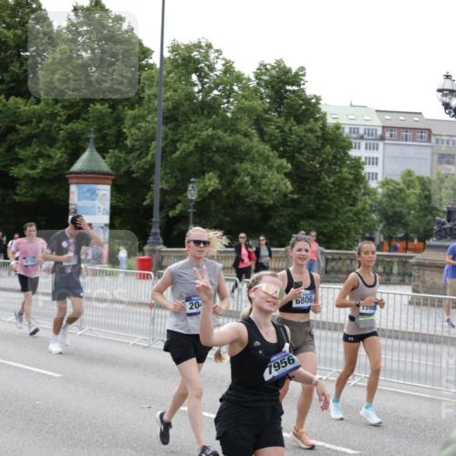 29.06.2025 - hella hamburg halbmarathon Jannik Wohlers http://msf.ph/oto/8330912 29.06.2025 10:40:15 Lombardsbrücke 1075, 1323, 2042, 2173, 2206, 2299, 2762, 2763, 3121, 3293, 3306, 3432, 3694, 4044, 4411, 4612, 4906, 4972, 5059, 5702, 6163, 6229, 6278, 6280, 6289, 7293, 7956, 8053, 8054, 8378, 8391, 8739, 9000, 9437, 9468, 9946, 10166, 10920, 10940, 11513, 11514, 12191, 12610, 12692, 12699, 12981, 13145, 13773, 15154, 15905, 15933, 16085, 16450, 16955, 17267, 17959, 18353, 18490, 18771, 18946, 19087, 19168 meine-sportfotos.de