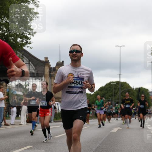 29.06.2025 - hella hamburg halbmarathon Yannick Fuchs http://msf.ph/oto/8330916 29.06.2025 10:51:41 20KM 1200, 1239, 1563, 1611, 2025, 2236, 2606, 2759, 2806, 2883, 3093, 3141, 3575, 4426, 4467, 4579, 4833, 5391, 6281, 6302, 6531, 6892, 7833, 9450, 9485, 10383, 10408, 10599, 12144, 12509, 13465, 13664, 15217, 15229, 15349, 16517, 17455, 17543, 18508, 18762, 18891 meine-sportfotos.de