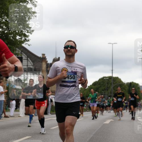 29.06.2025 - hella hamburg halbmarathon Yannick Fuchs http://msf.ph/oto/8330948 29.06.2025 10:51:41 20KM 1200, 1239, 1563, 1611, 2025, 2236, 2606, 2759, 2806, 2883, 3093, 3141, 3575, 4426, 4467, 4579, 4833, 5391, 6281, 6302, 6531, 6892, 7833, 9450, 9485, 10383, 10408, 10599, 12144, 12509, 13465, 13664, 15217, 15229, 15349, 16517, 17455, 17543, 18508, 18762, 18891 meine-sportfotos.de