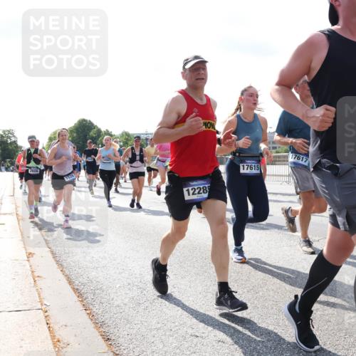 29.06.2025 - hella hamburg halbmarathon Lena Gebhardt http://msf.ph/oto/8330966 29.06.2025 10:00:24 Lombardsbrücke 4940, 2606, 1526, 14567, 1228, 17615, 17617, 1006, 1019, 1125, 1180, 1239, 1264, 1526, 1544, 1568, 1583, 1681, 1914, 2027, 2086, 2099, 2159, 2236, 2346, 2348, 2426, 2447, 2474, 2582, 2584, 2606, 2652, 2677, 2730, 2910, 2982, 3042, 3177, 3181, 3319, 3400, 3794, 3861, 3898, 4013, 4231, 4419, 4579, 4594, 4632, 4767, 4772, 4796, 4813, 4940, 4945, 5272, 5341, 5643, 5728, 6082, 6084, 6104, 6138, 6220, 6260, 6443, 6462, 6470, 6581, 6587, 10599 meine-sportfotos.de