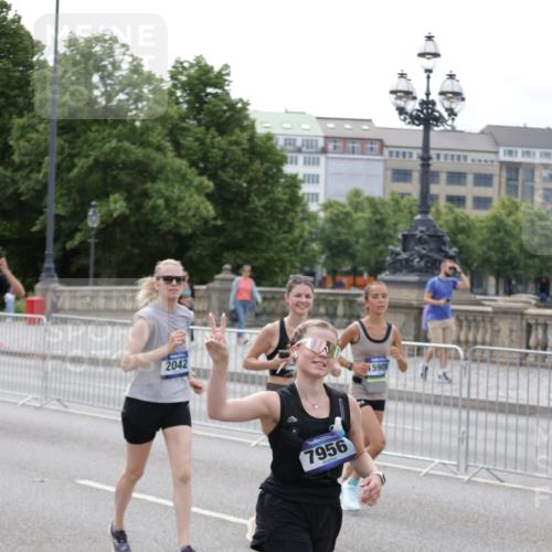 29.06.2025 - hella hamburg halbmarathon Jannik Wohlers http://msf.ph/oto/8331036 29.06.2025 10:40:15 Lombardsbrücke 1075, 1323, 2042, 2173, 2206, 2299, 2762, 2763, 3121, 3293, 3306, 3432, 3694, 4044, 4411, 4612, 4906, 4972, 5059, 5702, 6163, 6229, 6278, 6280, 6289, 7293, 7956, 8053, 8054, 8378, 8391, 8739, 9000, 9437, 9468, 9946, 10166, 10920, 10940, 11513, 11514, 12191, 12610, 12692, 12699, 12981, 13145, 13773, 15154, 15905, 15933, 16085, 16450, 16955, 17267, 17959, 18353, 18490, 18771, 18946, 19087, 19168 meine-sportfotos.de