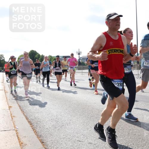 29.06.2025 - hella hamburg halbmarathon Lena Gebhardt http://msf.ph/oto/8331057 29.06.2025 10:00:25 Lombardsbrücke 2606, 1526, 14567, 2652, 1228, 17615, 17617, 1006, 1019, 1125, 1180, 1239, 1264, 1526, 1544, 1568, 1583, 1611, 1681, 1914, 2027, 2086, 2099, 2159, 2236, 2346, 2426, 2447, 2474, 2582, 2584, 2606, 2652, 2677, 2730, 2910, 2982, 3042, 3177, 3181, 3319, 3400, 3794, 3861, 3898, 4013, 4231, 4419, 4579, 4594, 4632, 4767, 4772, 4796, 4813, 4940, 4945, 5272, 5341, 5643, 5728, 6082, 6084, 6104, 6138, 6220, 6260, 6443, 6462, 6470, 6581, 10599 meine-sportfotos.de