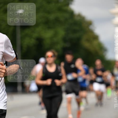 29.06.2025 - hella hamburg halbmarathon Dr. Thomas Lammeyer http://msf.ph/oto/8331191 29.06.2025 10:17:42 Kennedybrücke 1194, 1747, 1939, 2055, 2359, 2721, 2891, 2904, 2987, 4001, 4032, 4795, 4962, 5232, 5631, 5719, 6207, 7460, 7462, 7913, 8673, 9612, 9631, 9886, 10442, 10443 meine-sportfotos.de