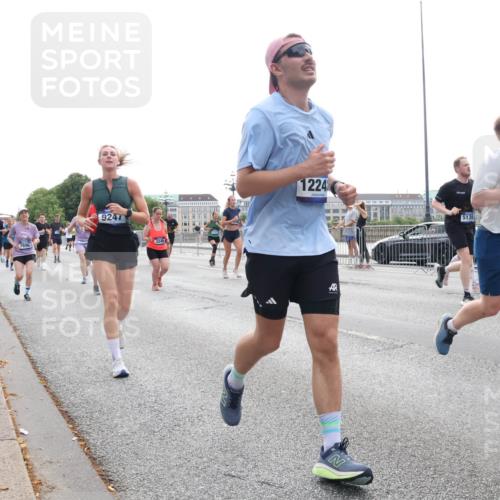 29.06.2025 - hella hamburg halbmarathon Lena Gebhardt http://msf.ph/oto/8331217 29.06.2025 10:37:56 Lombardsbrücke 7696, 9247, 3246, 1224, 5139, 898, 1196, 1394, 1475, 1578, 1799, 1901, 1966, 1985, 2199, 2640, 2786, 2853, 3230, 3242, 3246, 3633, 3716, 3880, 4414, 4921, 5139, 5186, 5300, 5522, 5713, 5875, 6199, 6243, 6362, 6697, 6821, 6955, 7118, 7124, 7165, 7244, 7321, 7350, 7552, 7629, 7696, 7914, 8985, 9247, 9288, 9895, 10159, 10506, 10836, 11087, 11543, 12123, 12254, 12472, 12824, 16680, 17798 meine-sportfotos.de