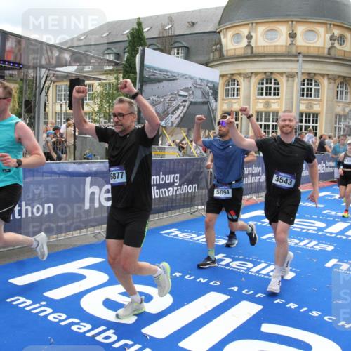 29.06.2025 - hella hamburg halbmarathon Michael Strokosch http://msf.ph/oto/8331269 29.06.2025 10:49:49 Ziel 2706, 3060, 3543, 5894, 6125, 7332, 9200, 9551, 9619, 9723, 9924, 11975, 13159, 14794, 16800, 16843, 16877, 17282, 17753, 18451, 18926 meine-sportfotos.de