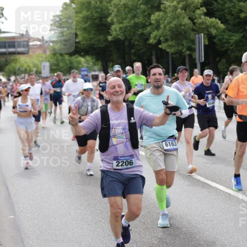 29.06.2025 - hella hamburg halbmarathon Jannik Wohlers http://msf.ph/oto/8331347 29.06.2025 10:40:18 Lombardsbrücke 1075, 1323, 2042, 2173, 2206, 2299, 2762, 2763, 3121, 3306, 3432, 3694, 4044, 4411, 4612, 4906, 4972, 5059, 5753, 6163, 6278, 6280, 6289, 7293, 7956, 8053, 8054, 8378, 8429, 8430, 8739, 9000, 9437, 9946, 10166, 10920, 10940, 11513, 11514, 11686, 12191, 12610, 12692, 12699, 13145, 13773, 15154, 15905, 15933, 16028, 16085, 16449, 16450, 16955, 17267, 17959, 18490, 18946, 19087, 19168 meine-sportfotos.de