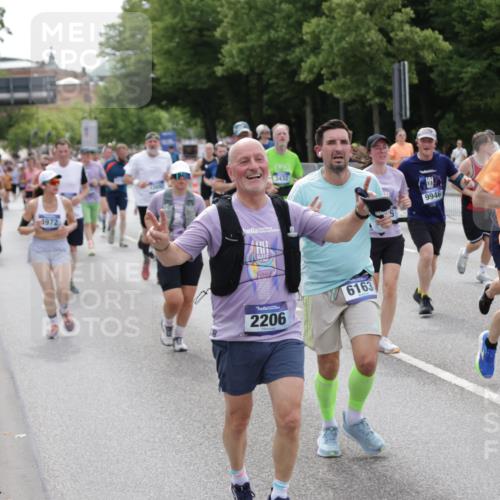 29.06.2025 - hella hamburg halbmarathon Jannik Wohlers http://msf.ph/oto/8331419 29.06.2025 10:40:18 Lombardsbrücke 1075, 1323, 2042, 2173, 2206, 2299, 2762, 2763, 3121, 3306, 3432, 3694, 4044, 4411, 4612, 4906, 4972, 5059, 5753, 6163, 6278, 6280, 6289, 7293, 7956, 8053, 8054, 8378, 8429, 8430, 8739, 9000, 9437, 9946, 10166, 10920, 10940, 11513, 11514, 11686, 12191, 12610, 12692, 12699, 13145, 13773, 15154, 15905, 15933, 16028, 16085, 16449, 16450, 16955, 17267, 17959, 18490, 18946, 19087, 19168 meine-sportfotos.de