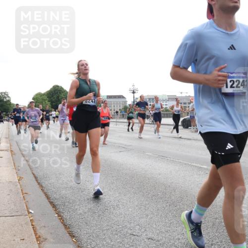 29.06.2025 - hella hamburg halbmarathon Lena Gebhardt http://msf.ph/oto/8331434 29.06.2025 10:37:56 Lombardsbrücke 9247, 3246, 155, 2241, 5139, 1196, 1394, 1475, 1578, 1799, 1901, 1966, 1985, 2199, 2640, 2786, 2853, 3230, 3242, 3246, 3633, 3716, 3880, 4414, 4921, 5139, 5186, 5300, 5522, 5713, 5875, 6199, 6243, 6362, 6697, 6821, 6955, 7118, 7124, 7165, 7244, 7321, 7350, 7552, 7629, 7696, 7914, 8985, 9247, 9288, 9895, 10159, 10506, 10836, 11087, 11543, 12123, 12254, 12472, 12824, 16680, 17798 meine-sportfotos.de