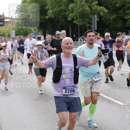 29.06.2025 - hella hamburg halbmarathon Jannik Wohlers http://msf.ph/oto/8331570 29.06.2025 10:40:19 Lombardsbrücke 1075, 1323, 2042, 2173, 2206, 2299, 2762, 2763, 2858, 3121, 3306, 3432, 3694, 4044, 4411, 4530, 4612, 4906, 4972, 5059, 5753, 6163, 6278, 6280, 6289, 7293, 7956, 8053, 8054, 8378, 8429, 8430, 8739, 9000, 9437, 9946, 10166, 10920, 10940, 11513, 11514, 11686, 12191, 12610, 12692, 12699, 13145, 13773, 15154, 15905, 15933, 16028, 16085, 16449, 16450, 17267, 17959, 18946, 19087, 19168 meine-sportfotos.de