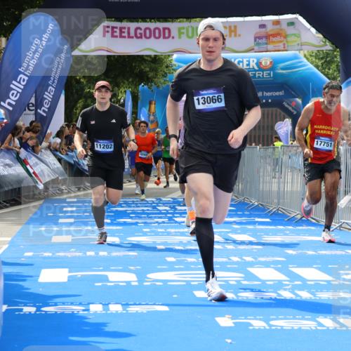 29.06.2025 - hella hamburg halbmarathon Strokosch-Dieckow http://msf.ph/oto/8331678 29.06.2025 10:34:06 Ziel 7884, 7901, 9345, 9376, 11019, 11202, 11227, 13066, 13493, 13494, 14448, 15268, 16724, 17751, 17877, 18906 meine-sportfotos.de