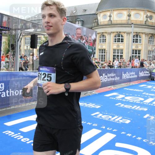 29.06.2025 - hella hamburg halbmarathon Michael Strokosch http://msf.ph/oto/8331679 29.06.2025 10:49:53 Ziel 4017, 5460, 6125, 8455, 9126, 9200, 9551, 9597, 9723, 9924, 11975, 13159, 13463, 14794, 16800, 17753, 19109, 19122 meine-sportfotos.de