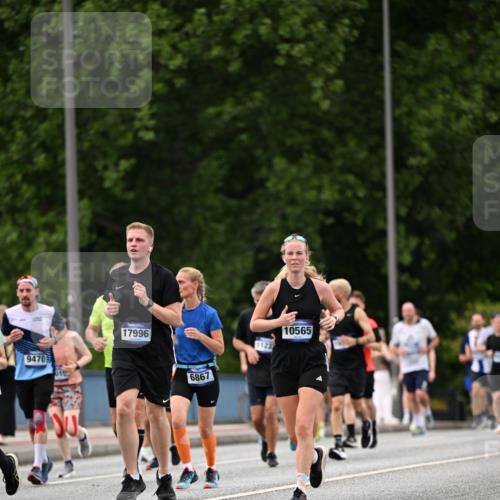 29.06.2025 - hella hamburg halbmarathon Dr. Thomas Lammeyer http://msf.ph/oto/8331711 29.06.2025 10:39:48 Kennedybrücke 2198, 2412, 2787, 3170, 3828, 3958, 4333, 4696, 4703, 4965, 5147, 6029, 6189, 6365, 6397, 6471, 6867, 8249, 8296, 8567, 9470, 9803, 9819, 10360, 10565, 10652, 11233, 11359 meine-sportfotos.de