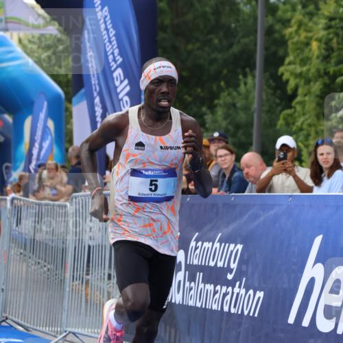 29.06.2025 - hella hamburg halbmarathon Strokosch-Dieckow http://msf.ph/oto/8331729 29.06.2025 10:01:07 Ziel 5 meine-sportfotos.de
