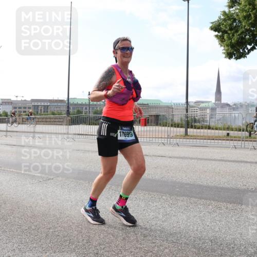 29.06.2025 - hella hamburg halbmarathon Lena Gebhardt http://msf.ph/oto/8331732 29.06.2025 10:13:10 Lombardsbrücke 18048, 17699, 1007, 1020, 1051, 1747, 1851, 1859, 1939, 2531, 2891, 2942, 2961, 3218, 3360, 3728, 3729, 4187, 4532, 6207, 6489, 7346, 7460, 7873, 7907, 8398, 8405, 8913, 8917, 9141, 9527, 10067, 10402, 11025, 11720, 12492, 14404, 14869, 15012, 15531, 15922, 16030, 16255, 16323, 16437, 16826, 16911, 17061, 17474, 17699, 17988, 17994, 18048, 18222, 18320, 18530, 18732 meine-sportfotos.de