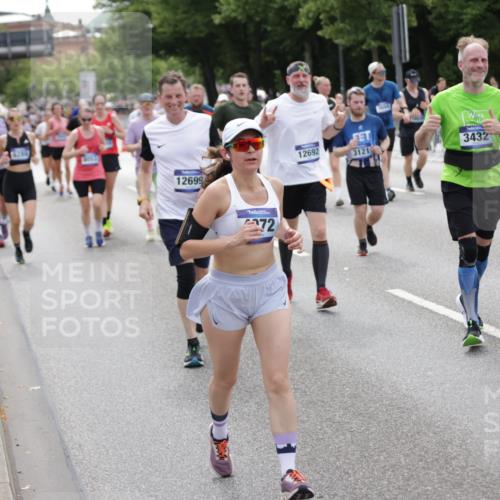 29.06.2025 - hella hamburg halbmarathon Jannik Wohlers http://msf.ph/oto/8331779 29.06.2025 10:40:21 Lombardsbrücke 1075, 1323, 2042, 2173, 2206, 2299, 2858, 3121, 3306, 3432, 3694, 4044, 4411, 4530, 4612, 4775, 4906, 4972, 5753, 6098, 6163, 6280, 6289, 7293, 7956, 8053, 8054, 8378, 8429, 8430, 8739, 9009, 9237, 9437, 9946, 10166, 10920, 10940, 11053, 11513, 11514, 11686, 12191, 12610, 12692, 12699, 13145, 13773, 15154, 15905, 16028, 16085, 16449, 16450, 17267, 17959, 19087, 19168 meine-sportfotos.de