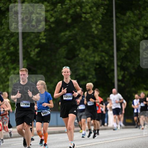 29.06.2025 - hella hamburg halbmarathon Dr. Thomas Lammeyer http://msf.ph/oto/8331805 29.06.2025 10:39:48 Kennedybrücke 2198, 2412, 2787, 3170, 3828, 3958, 4333, 4696, 4703, 4965, 5147, 6029, 6189, 6365, 6397, 6471, 6867, 8249, 8296, 8567, 9470, 9803, 9819, 10360, 10565, 10652, 11233, 11359 meine-sportfotos.de