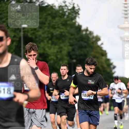 29.06.2025 - hella hamburg halbmarathon Dr. Thomas Lammeyer http://msf.ph/oto/8331840 29.06.2025 09:55:51 Kennedybrücke 1057, 1169, 1569, 1604, 1763, 3305, 3618, 4565, 4871, 4915, 5007, 5011, 5047, 5231, 5336, 5690, 6373, 6700, 6711, 7185, 7710, 8564, 8852, 9444, 9547, 10493, 10691, 10978, 11062 meine-sportfotos.de