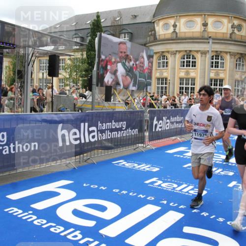 29.06.2025 - hella hamburg halbmarathon Michael Strokosch http://msf.ph/oto/8331862 29.06.2025 10:49:54 Ziel 2540, 4017, 5460, 6125, 8455, 9126, 9200, 9491, 9597, 9924, 11975, 12527, 13463, 16800, 16887, 17753, 19109, 19122 meine-sportfotos.de