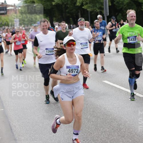 29.06.2025 - hella hamburg halbmarathon Jannik Wohlers http://msf.ph/oto/8331864 29.06.2025 10:40:21 Lombardsbrücke 1075, 1323, 2042, 2173, 2206, 2299, 2858, 3121, 3306, 3432, 3694, 4044, 4411, 4530, 4612, 4775, 4906, 4972, 5753, 6098, 6163, 6280, 6289, 7293, 7956, 8053, 8054, 8378, 8429, 8430, 8739, 9009, 9237, 9437, 9946, 10166, 10920, 10940, 11053, 11513, 11514, 11686, 12191, 12610, 12692, 12699, 13145, 13773, 15154, 15905, 16028, 16085, 16449, 16450, 17267, 17959, 19087, 19168 meine-sportfotos.de