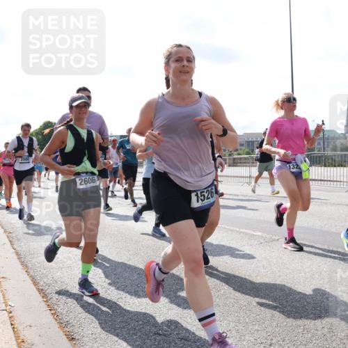 29.06.2025 - hella hamburg halbmarathon Lena Gebhardt http://msf.ph/oto/8331916 29.06.2025 10:00:26 Lombardsbrücke 12512, 171, 2086, 2606, 40, 1526, 132, 1325, 1006, 1019, 1125, 1180, 1239, 1264, 1526, 1544, 1568, 1583, 1611, 1681, 2027, 2086, 2099, 2159, 2236, 2346, 2426, 2447, 2474, 2582, 2584, 2606, 2652, 2677, 2730, 2982, 3042, 3177, 3181, 3319, 3400, 3794, 3861, 3898, 4013, 4231, 4419, 4579, 4594, 4632, 4767, 4796, 4813, 4940, 4945, 5272, 5341, 5643, 5728, 6082, 6084, 6104, 6138, 6220, 6260, 6443, 6462, 6470, 6581, 9553, 9555, 10599 meine-sportfotos.de