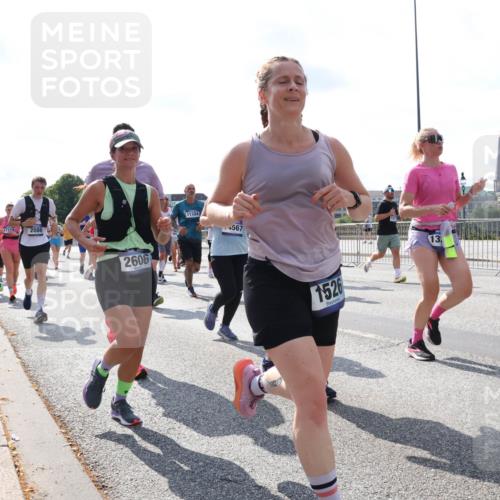 29.06.2025 - hella hamburg halbmarathon Lena Gebhardt http://msf.ph/oto/8331985 29.06.2025 10:00:26 Lombardsbrücke 12512, 171, 9, 2086, 2606, 11324, 567, 1526, 13, 1325, 1006, 1019, 1125, 1180, 1239, 1264, 1526, 1544, 1568, 1583, 1611, 1681, 2027, 2086, 2099, 2159, 2236, 2346, 2426, 2447, 2474, 2582, 2584, 2606, 2652, 2677, 2730, 2982, 3042, 3177, 3181, 3319, 3400, 3794, 3861, 3898, 4013, 4231, 4419, 4579, 4594, 4632, 4767, 4796, 4813, 4940, 4945, 5272, 5341, 5643, 5728, 6082, 6084, 6104, 6138, 6220, 6260, 6443, 6462, 6470, 6581, 9553, 9555, 10599 meine-sportfotos.de