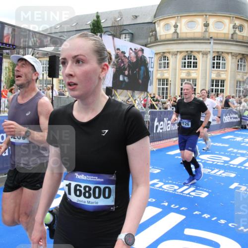 29.06.2025 - hella hamburg halbmarathon Michael Strokosch http://msf.ph/oto/8332034 29.06.2025 10:49:56 Ziel 2540, 4017, 5460, 8454, 8455, 9126, 9200, 9491, 9597, 11975, 12527, 12733, 13463, 16716, 16732, 16800, 16887, 19109, 19122 meine-sportfotos.de