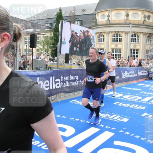 29.06.2025 - hella hamburg halbmarathon Michael Strokosch http://msf.ph/oto/8332088 29.06.2025 10:49:56 Ziel 2540, 4017, 5460, 8454, 8455, 9126, 9200, 9491, 9597, 11975, 12527, 12733, 13463, 16716, 16732, 16800, 16887, 19109, 19122 meine-sportfotos.de