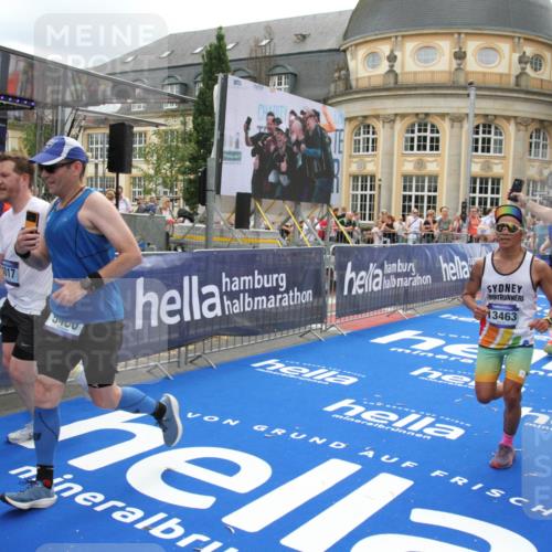 29.06.2025 - hella hamburg halbmarathon Michael Strokosch http://msf.ph/oto/8332184 29.06.2025 10:49:57 Ziel 2540, 4017, 5460, 8454, 8455, 9126, 9200, 9491, 9597, 12527, 12733, 13463, 16716, 16732, 16800, 16887, 19109, 19122 meine-sportfotos.de
