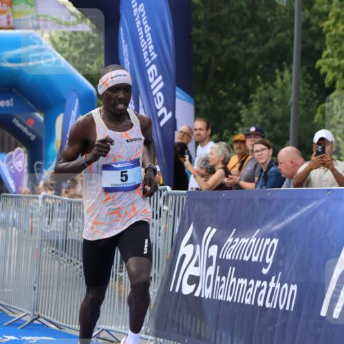 29.06.2025 - hella hamburg halbmarathon Strokosch-Dieckow http://msf.ph/oto/8332221 29.06.2025 10:01:07 Ziel 5 meine-sportfotos.de