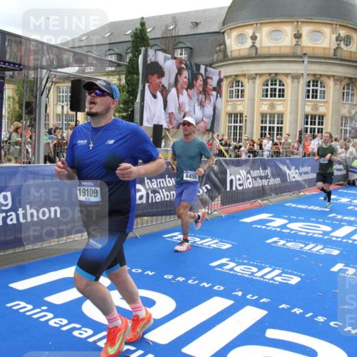 29.06.2025 - hella hamburg halbmarathon Michael Strokosch http://msf.ph/oto/8332386 29.06.2025 10:49:59 Ziel 2540, 3692, 3852, 4017, 5460, 7100, 8454, 8455, 9126, 9213, 9491, 9597, 12271, 12527, 12733, 13463, 16716, 16732, 16887, 19109, 19112, 19122 meine-sportfotos.de