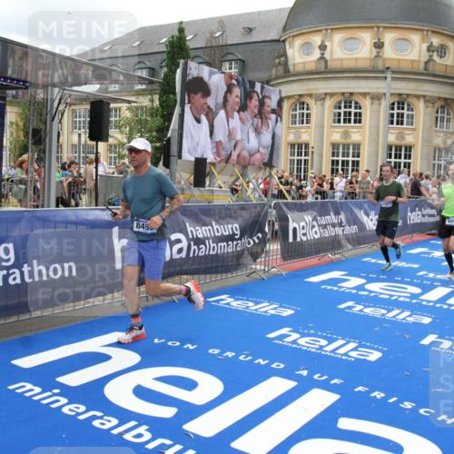 29.06.2025 - hella hamburg halbmarathon Michael Strokosch http://msf.ph/oto/8332459 29.06.2025 10:49:59 Ziel 2540, 3692, 3852, 4017, 5460, 7100, 8454, 8455, 9126, 9213, 9491, 9597, 12271, 12527, 12733, 13463, 16716, 16732, 16887, 19109, 19112, 19122 meine-sportfotos.de