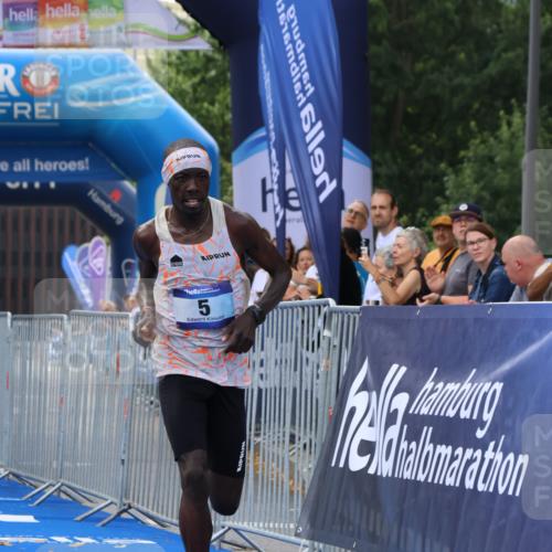 29.06.2025 - hella hamburg halbmarathon Strokosch-Dieckow http://msf.ph/oto/8332507 29.06.2025 10:01:07 Ziel 5 meine-sportfotos.de