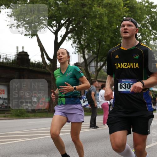 29.06.2025 - hella hamburg halbmarathon Yannick Fuchs http://msf.ph/oto/8332517 29.06.2025 10:51:46 20KM 1611, 2025, 2236, 2606, 2759, 2806, 2883, 2907, 3093, 3141, 3575, 4426, 4467, 4579, 4632, 4833, 5391, 6281, 6302, 6531, 6595, 7138, 7833, 9450, 9485, 10599, 11645, 13465, 14571, 15217, 15229, 16517, 17415, 17455, 17543, 18068, 18501, 18508, 18587, 18762, 18891 meine-sportfotos.de