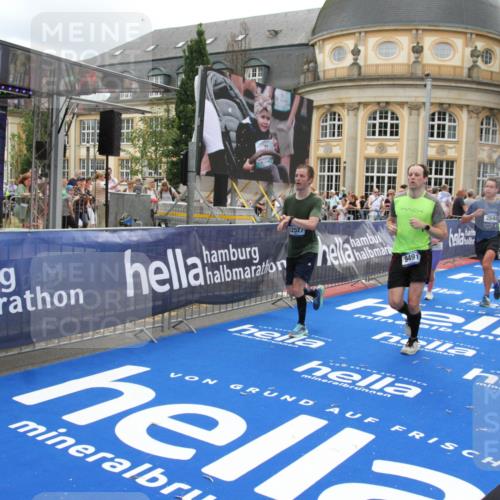 29.06.2025 - hella hamburg halbmarathon Michael Strokosch http://msf.ph/oto/8332606 29.06.2025 10:50:00 Ziel 2540, 3692, 3852, 7100, 7657, 8454, 8455, 9213, 9491, 9597, 12271, 12527, 12733, 13225, 13758, 16716, 16732, 16887, 19109, 19112 meine-sportfotos.de