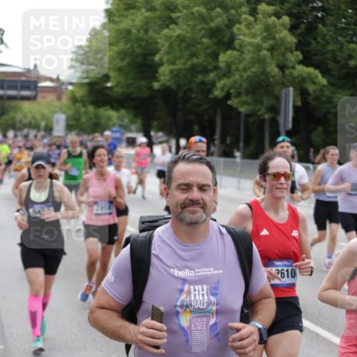 29.06.2025 - hella hamburg halbmarathon Jannik Wohlers http://msf.ph/oto/8332715 29.06.2025 10:40:27 Lombardsbrücke 1075, 1323, 2042, 2173, 2206, 2299, 2858, 3121, 3306, 3432, 3694, 4044, 4234, 4530, 4612, 4774, 4775, 4972, 5753, 6098, 6163, 6289, 6842, 7293, 8053, 8054, 8429, 8430, 9009, 9237, 9437, 9946, 10166, 10940, 11053, 11686, 12191, 12610, 12692, 12699, 13773, 14553, 15154, 15905, 16028, 16297, 16449, 16450, 17233, 17234, 17267, 17879, 19087 meine-sportfotos.de