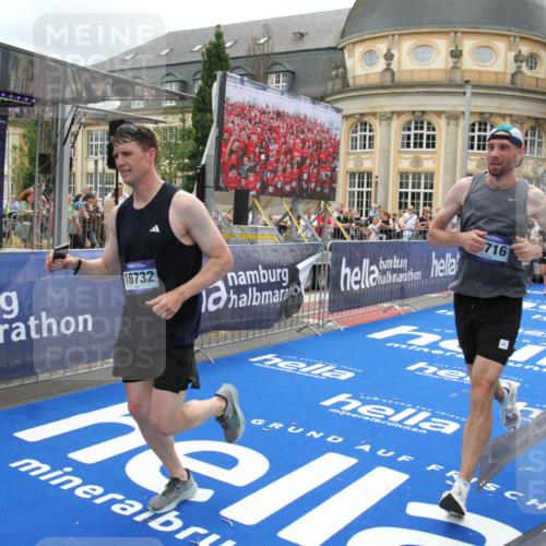 29.06.2025 - hella hamburg halbmarathon Michael Strokosch http://msf.ph/oto/8332751 29.06.2025 10:50:03 Ziel 1216, 1321, 2020, 2540, 3692, 3852, 7100, 7657, 8454, 9213, 9491, 12271, 12527, 12733, 13225, 13758, 16403, 16716, 16732, 16887, 18884, 19112 meine-sportfotos.de