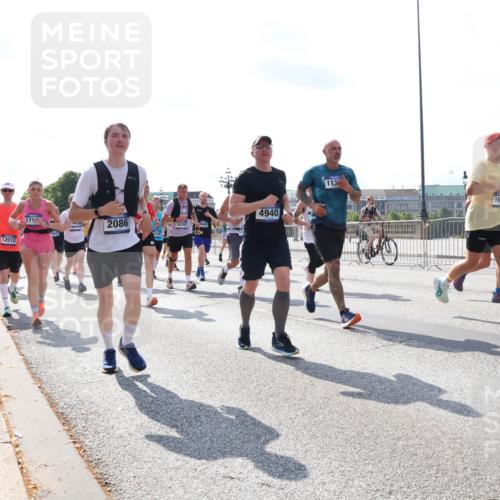 29.06.2025 - hella hamburg halbmarathon Lena Gebhardt http://msf.ph/oto/8332916 29.06.2025 10:00:28 Lombardsbrücke 12512, 171, 2086, 10797, 9669, 5643, 4940, 113, 1634, 1006, 1019, 1125, 1180, 1239, 1264, 1526, 1544, 1568, 1583, 1611, 1681, 2027, 2086, 2099, 2159, 2236, 2346, 2426, 2447, 2474, 2582, 2584, 2606, 2652, 2677, 2730, 2982, 3042, 3177, 3181, 3319, 3400, 3794, 3861, 3898, 4013, 4231, 4419, 4579, 4594, 4632, 4767, 4796, 4813, 4940, 4945, 5272, 5341, 5643, 5728, 6082, 6084, 6104, 6138, 6220, 6260, 6443, 6462, 6470, 6581, 9553, 9555, 9577, 10599 meine-sportfotos.de