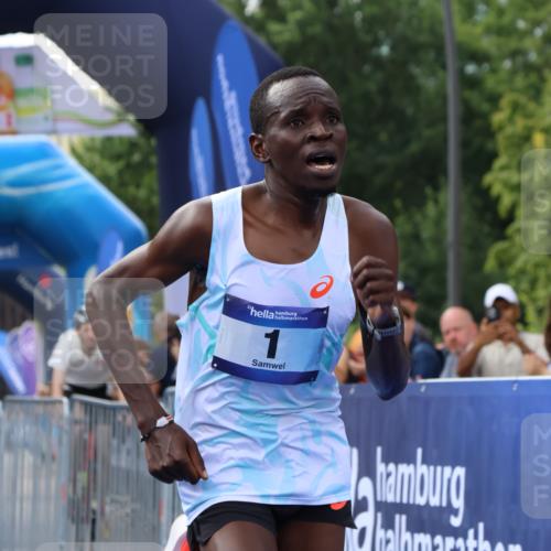 29.06.2025 - hella hamburg halbmarathon Strokosch-Dieckow http://msf.ph/oto/8332917 29.06.2025 10:01:01 Ziel 1, 5 meine-sportfotos.de