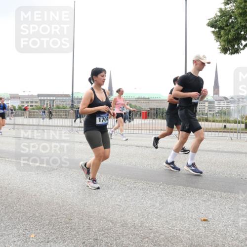 29.06.2025 - hella hamburg halbmarathon Lena Gebhardt http://msf.ph/oto/8333003 29.06.2025 10:47:34 Lombardsbrücke 14441, 13737, 1704, 1045, 1246, 1434, 1463, 1523, 1607, 1618, 1639, 1704, 1926, 2148, 2407, 2491, 2537, 2545, 2555, 2704, 2790, 2882, 2994, 3049, 3339, 4037, 4184, 4325, 4423, 4483, 4806, 4895, 4974, 4975, 5621, 5622, 5895, 6255, 6256, 6879, 6995, 7403, 7427, 7430, 7431, 7630, 7631, 7970, 8105, 8131, 8270, 8310, 8550, 8706, 8915, 8953, 9018, 9687, 9696, 9697, 10658, 10991, 11351, 11458, 11730, 11738, 11802, 11909, 12431 meine-sportfotos.de