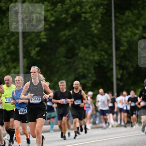 29.06.2025 - hella hamburg halbmarathon Dr. Thomas Lammeyer http://msf.ph/oto/8333007 29.06.2025 10:39:49 Kennedybrücke 2198, 2412, 2787, 2827, 3170, 3828, 3958, 4333, 4696, 4703, 4965, 5147, 6029, 6189, 6365, 6397, 6471, 6867, 8249, 8296, 8567, 9470, 9803, 9819, 10360, 10565, 10652, 11233, 11359 meine-sportfotos.de