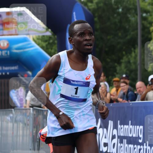 29.06.2025 - hella hamburg halbmarathon Strokosch-Dieckow http://msf.ph/oto/8333017 29.06.2025 10:01:01 Ziel 1, 5 meine-sportfotos.de