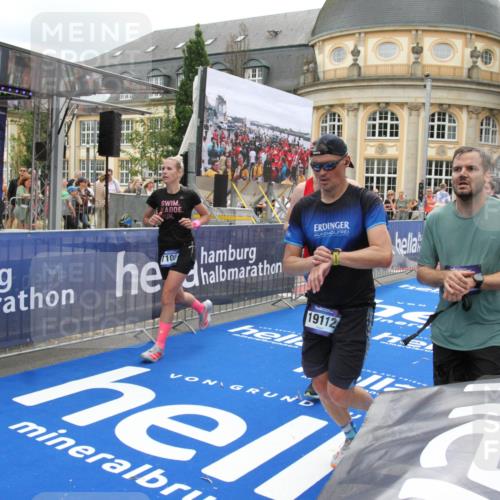 29.06.2025 - hella hamburg halbmarathon Michael Strokosch http://msf.ph/oto/8333092 29.06.2025 10:50:06 Ziel 1216, 1321, 1507, 2020, 3562, 3692, 3852, 7100, 7657, 9031, 9213, 9303, 9965, 12203, 12271, 13225, 13758, 14257, 16403, 18228, 18657, 18658, 18884, 19112 meine-sportfotos.de