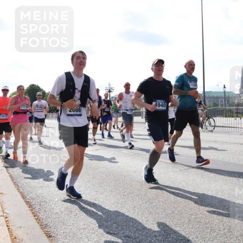 29.06.2025 - hella hamburg halbmarathon Lena Gebhardt http://msf.ph/oto/8333097 29.06.2025 10:00:28 Lombardsbrücke 12512, 1, 119, 9450, 2086, 8664, 1149, 4940, 11324, 1634, 1006, 1019, 1125, 1180, 1239, 1264, 1526, 1544, 1568, 1583, 1611, 1681, 2027, 2086, 2099, 2159, 2236, 2346, 2426, 2447, 2474, 2582, 2584, 2606, 2652, 2677, 2730, 2982, 3042, 3177, 3181, 3319, 3400, 3794, 3861, 3898, 4013, 4231, 4419, 4579, 4594, 4632, 4767, 4796, 4813, 4940, 4945, 5272, 5341, 5643, 5728, 6082, 6084, 6104, 6138, 6220, 6260, 6443, 6462, 6470, 6581, 9553, 9555, 9577, 10599 meine-sportfotos.de
