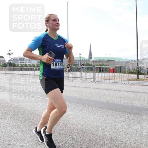 29.06.2025 - hella hamburg halbmarathon Lena Gebhardt http://msf.ph/oto/8333099 29.06.2025 10:13:12 Lombardsbrücke 18732, 1007, 1020, 1051, 1747, 1851, 1859, 1939, 2891, 2942, 2961, 3218, 3360, 3728, 3729, 4187, 4532, 5546, 6207, 6489, 7346, 7460, 7873, 7907, 8398, 8405, 8913, 8917, 9141, 9527, 9612, 10067, 10402, 11025, 11720, 12492, 13331, 14404, 15012, 15531, 15922, 16030, 16255, 16323, 16437, 17061, 17474, 17699, 17988, 17994, 18048, 18222, 18320, 18530, 18732 meine-sportfotos.de