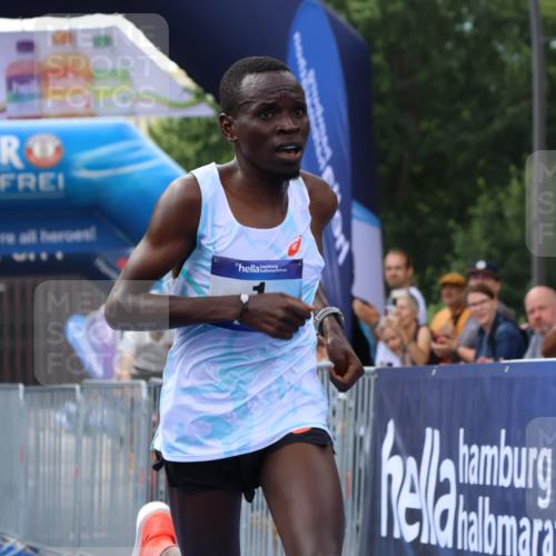 29.06.2025 - hella hamburg halbmarathon Strokosch-Dieckow http://msf.ph/oto/8333142 29.06.2025 10:01:01 Ziel 1, 5 meine-sportfotos.de